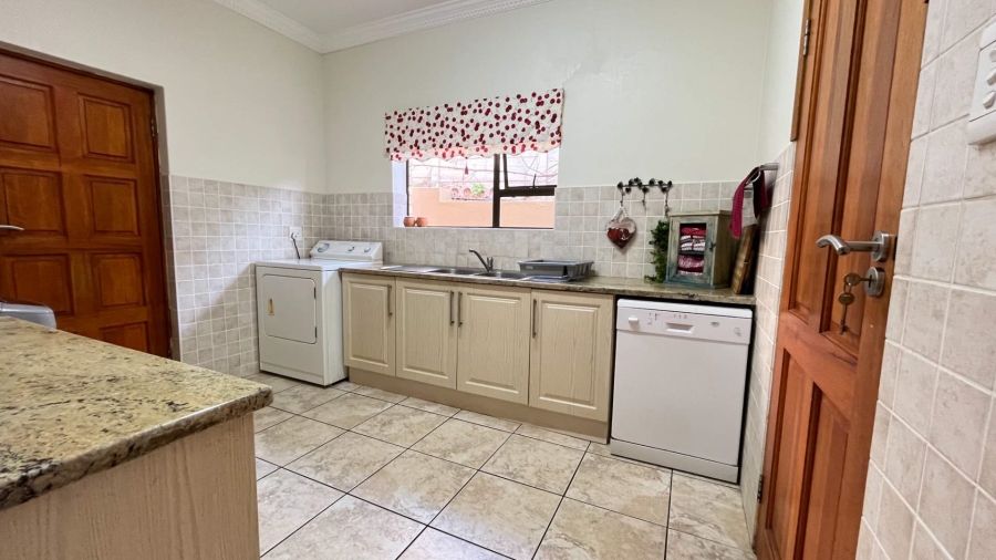 6 Bedroom Property for Sale in Hartenbos Heuwels Western Cape